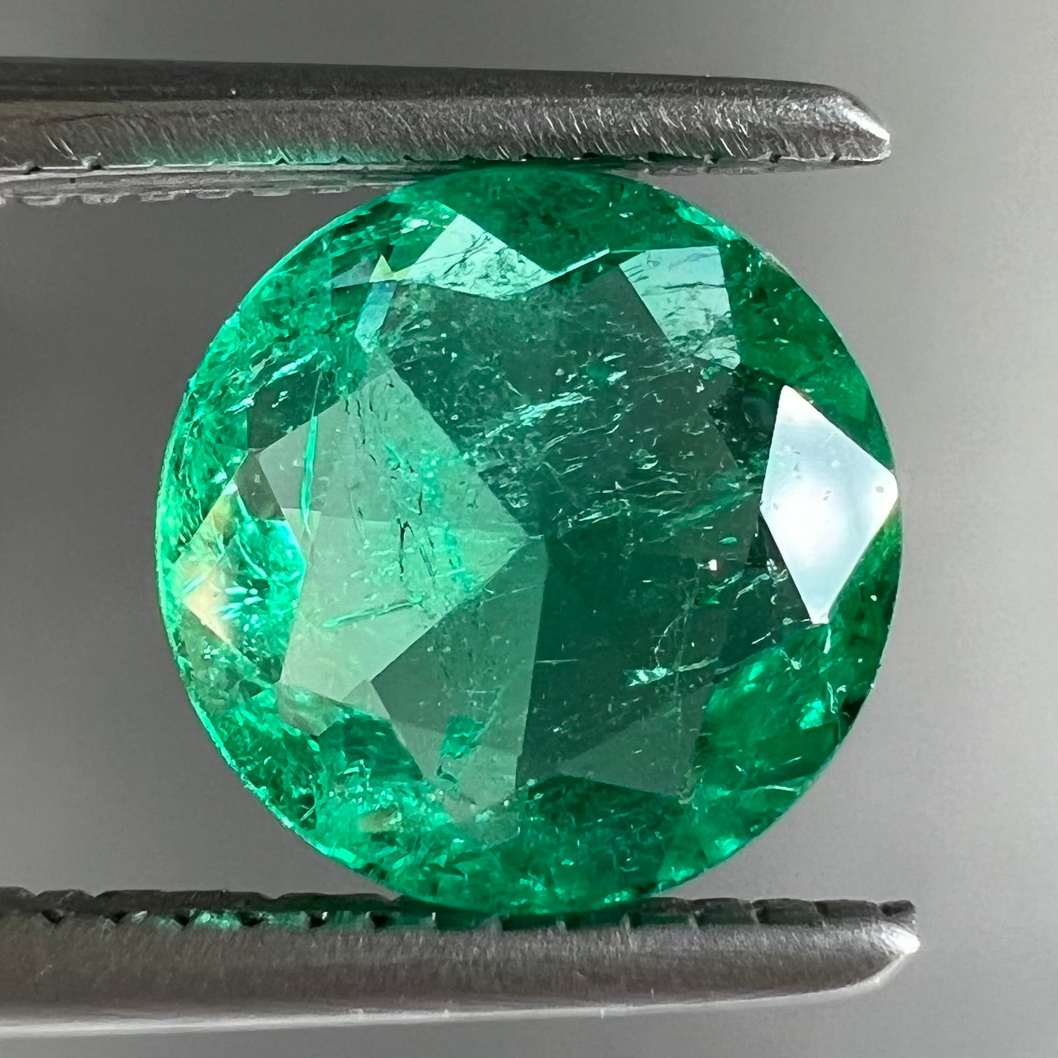 Emerald round sale cut