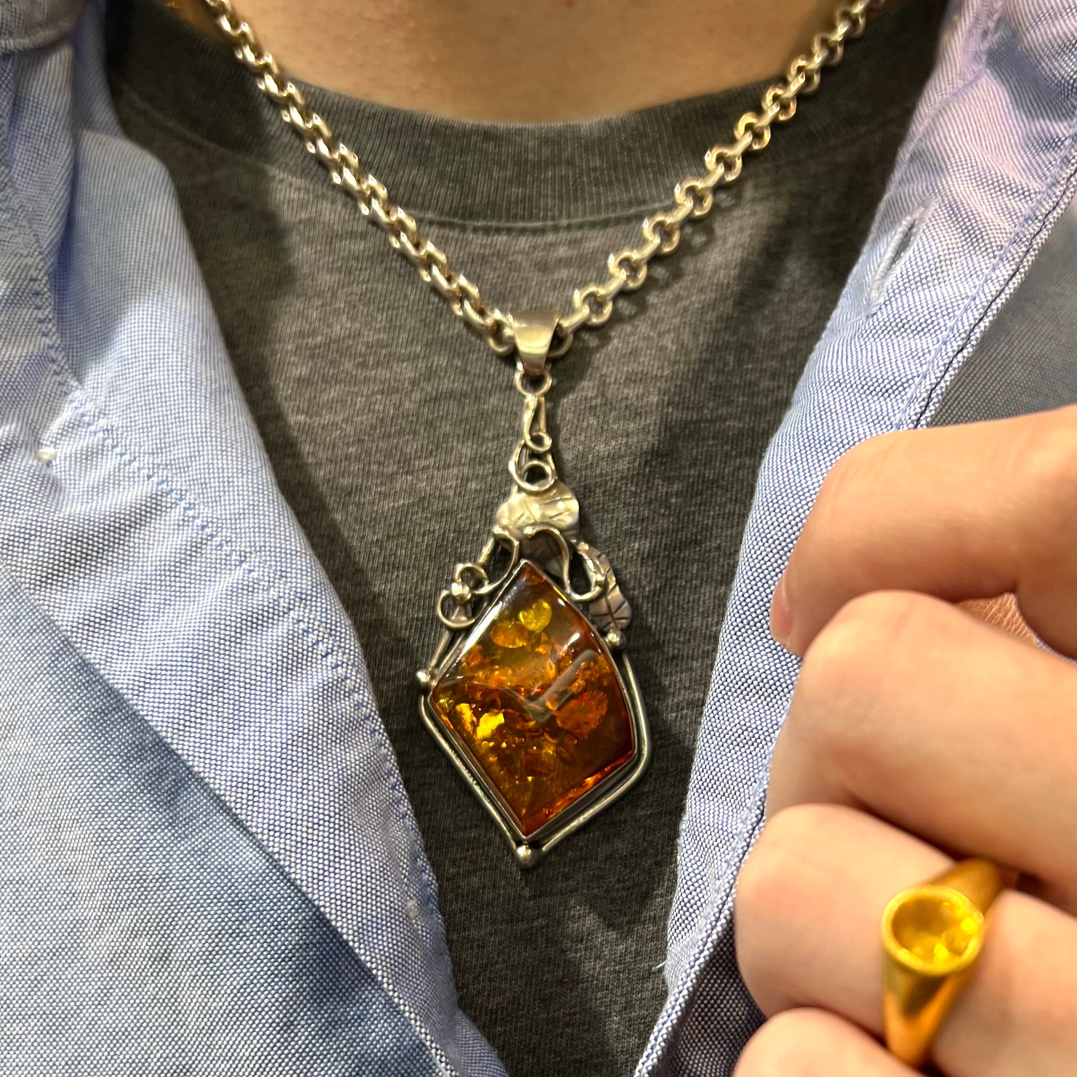 Silver amber pendant with shops chain