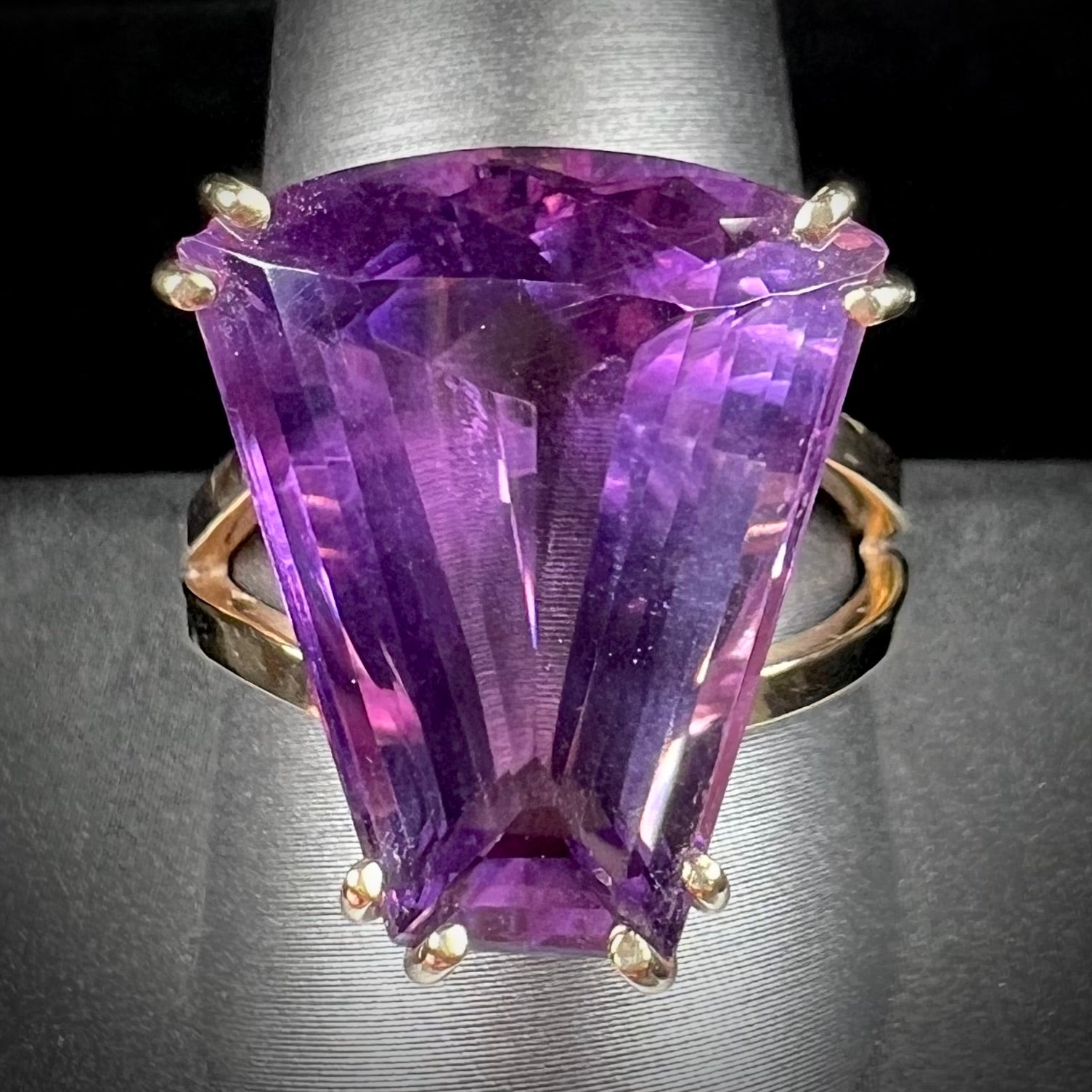 10 karat vintage top amethyst solitaire