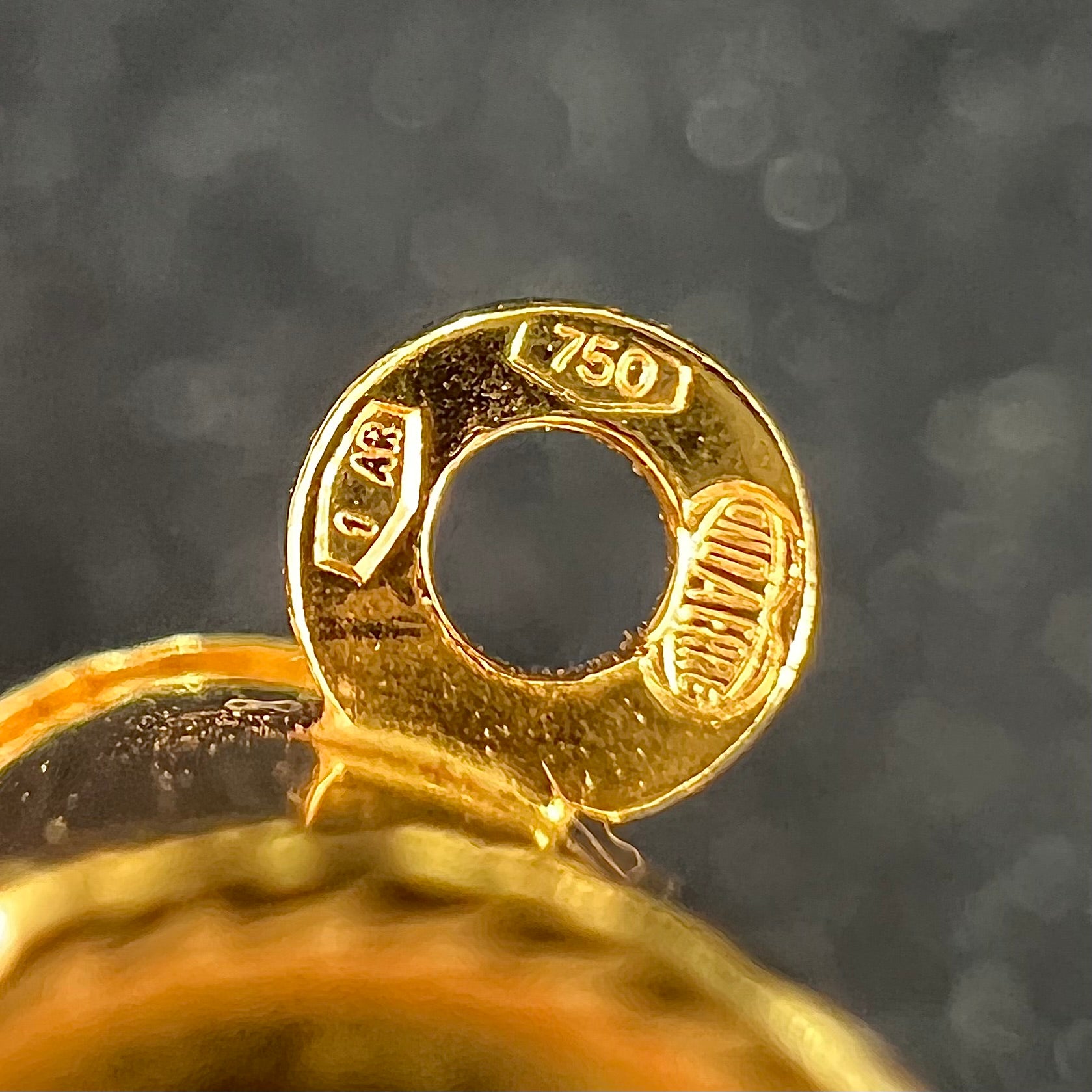 An 18kt yellow gold whistle charm.