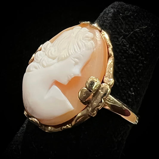 An antique yellow gold and agate cameo ring.