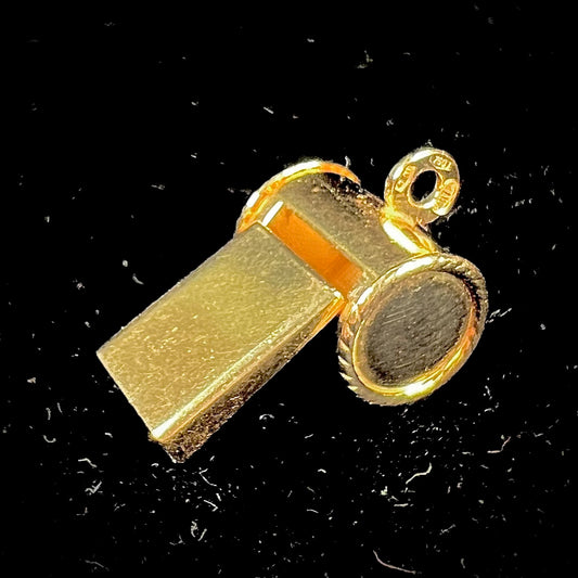 An 18kt yellow gold whistle charm.