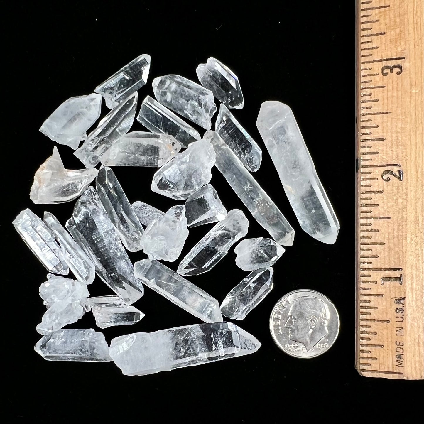 A lot of 26 small clear and white quartz crystals.